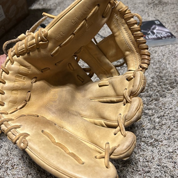Wilson Beige Leather Baseball Glove A2000 - Picture 3 of 3